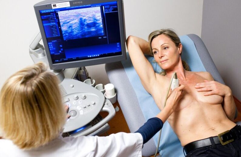 Échographie des glandes mammaires avant augmentation mammaire à l'acide hyaluronique