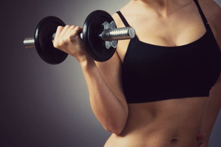 Faire des exercices avec des haltères pour agrandir vos seins