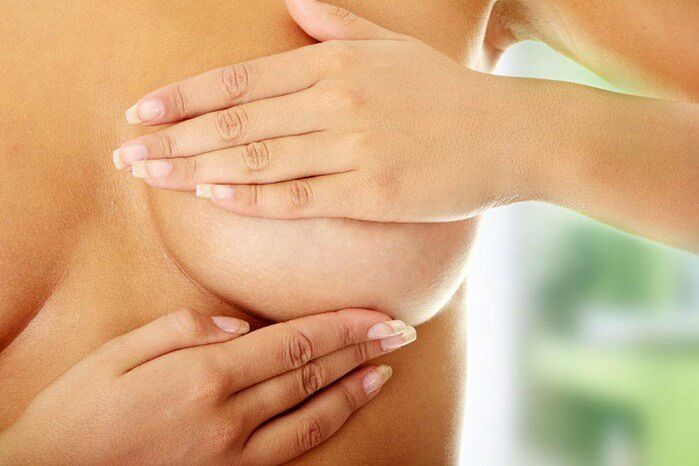 frotter de l'huile sur les seins pour l'élargissement